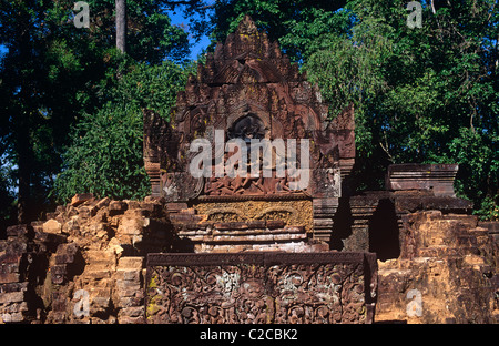 Sculture in bassorilievo, tempio di Banteay Srei, complesso di Angkor Wat, Siem Riep, Cambogia, Asia Foto Stock