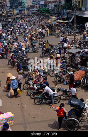 Scena di strada nel 1994 prima auto popolare, Cholon area di mercato, ho Chi Minh City, Vietnam, Asia Foto Stock