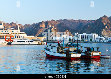 Barche ancorate nel porto di Mascate e Oman. Foto Stock