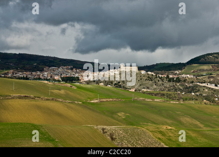 Il villaggio di Deliceto sotto un cielo nuvoloso. Foggia, Puglia, Italia Foto Stock