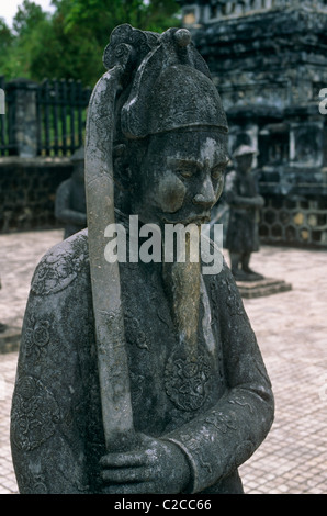 Statua mandarina, cortile d'onore, Tomba di Minh Mang, Hue, Provincia di Thua Thien Hue, Vietnam, Asia Foto Stock