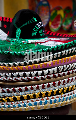 Una pila di Sombreros a un mercato in Messico. Foto Stock