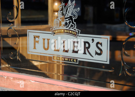 Fuller's Brewery segno su una finestra di pub Foto Stock