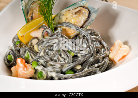 Piatti a base di frutti di mare freschi nero seppia coulored spaghetti tipico cibo italiano Foto Stock