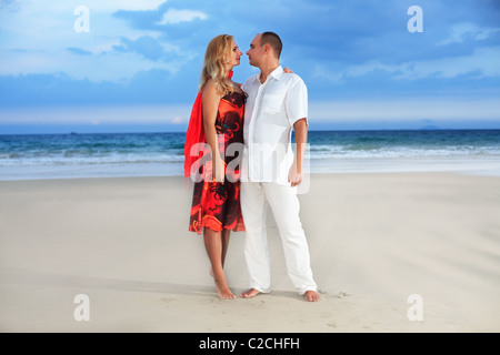 Coppia romantica guardando ogni altro vicino al mare Foto Stock