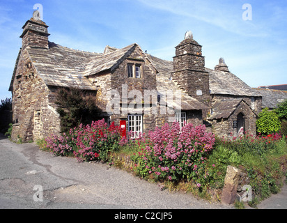 Storico Tintagel Vecchio Ufficio postale 14 ° secolo Cornish pietra medievale hall & casa attrazione turistica cottage giardino e casella postale Cornovaglia Inghilterra Regno Unito Foto Stock