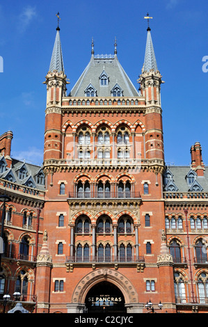 Ripristinato Londra architettura vittoriana facciata al St Pancras Renaissance Hotel tower e ingresso principale segno sul cielo blu giorno Camden England Regno Unito Foto Stock