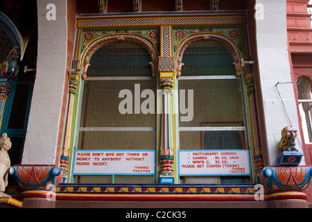 Segno del biglietto di fronte Munisuvrat Jain Temple di Phalodi. Foto Stock