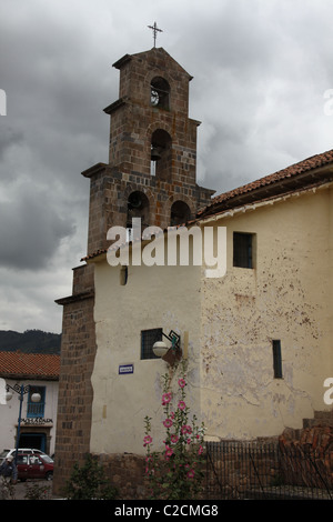 Sud Americana adobe chiesa in Cusco Foto Stock