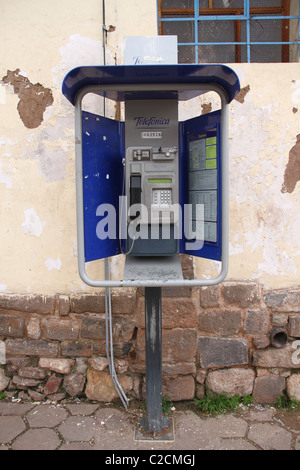 Pubblico blu e grigio telefono in Perù Foto Stock