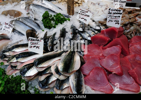 Sgombri e dello Sri Lanka di Tonno su un pescivendoli stallo a Borough Market, Southwark, Londra, Inghilterra, Regno Unito Foto Stock