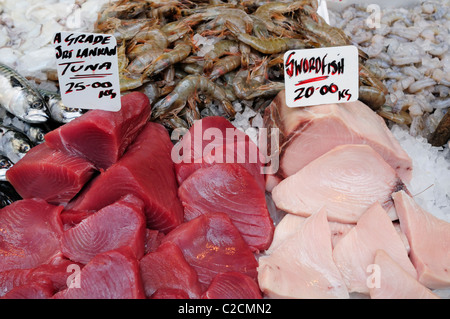 Pesce spada e dello Sri Lanka di Tonno su un pescivendoli stallo a Borough Market, Southwark, Londra, Inghilterra, Regno Unito Foto Stock