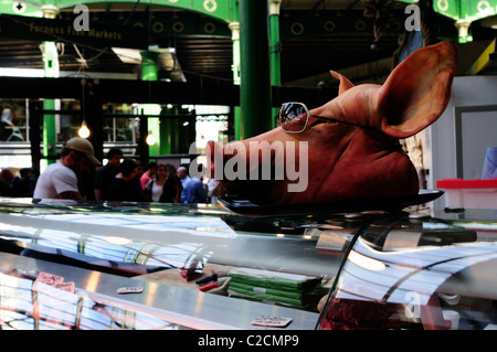 Una testa di suini su una macelleria stallo, Borough Market, Southwark, Londra, Inghilterra, Regno Unito Foto Stock