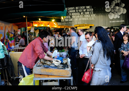 Un Oyster stallo a Borough Market, Southwark, Londra, Inghilterra, Regno Unito Foto Stock