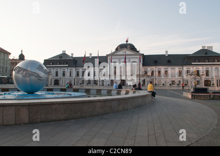 Hodzovo square con il palazzo presidenziale a Bratislava, in Slovacchia Foto Stock