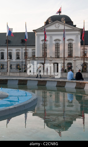 Il palazzo presidenziale e il suo riflesso nella fontana di Bratislava, Slovacchia Foto Stock