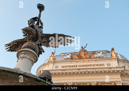 Ganymede's fontana nella parte anteriore del teatro nazionale slovacco a Bratislava, in Slovacchia Foto Stock