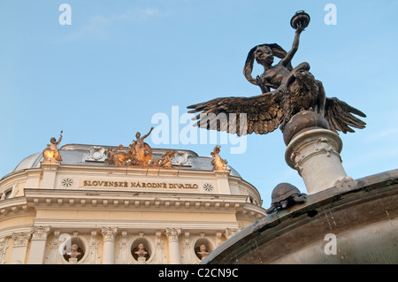 Ganymede's fontana nella parte anteriore del teatro nazionale slovacco a Bratislava, in Slovacchia Foto Stock