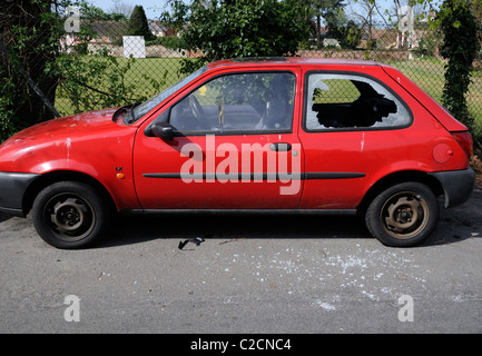 Una vettura con un finestrino laterale posteriore rotto da 'Smash e afferrare i ladri. Foto Stock
