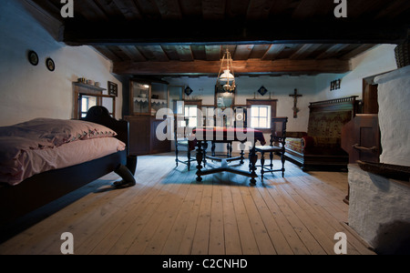 Interno del vintage cottage in Orava open air museum, Slovacchia Foto Stock