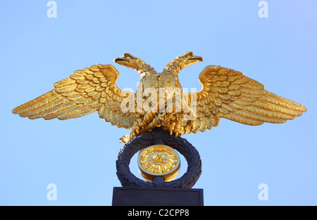 La Russia bracci con double-headed eagle sul cielo blu sullo sfondo Foto Stock