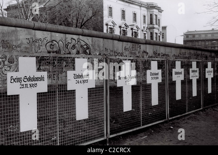 Memoriale del Muro di Berlino per le persone che hanno perso la vita cercando di attraversare NO MANS LAND - prese nel 1988. Foto Stock