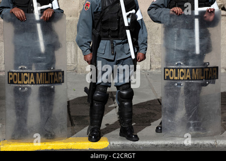 Polizia militare con scudi di rivolta in guardia per il giorno dell'Indipendenza , la Paz , Bolivia Foto Stock