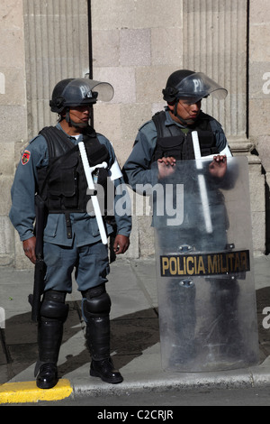 Polizia militare con scudo di rivolta in guardia per il giorno dell'Indipendenza, la Paz, Bolivia Foto Stock