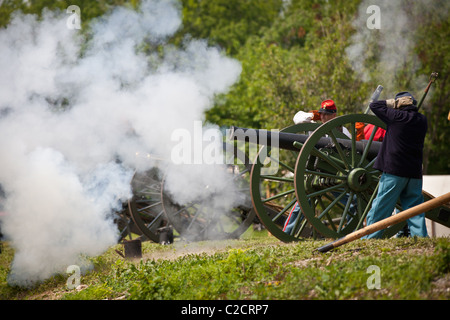 Accampati re-enactors fire una Canon Charleston, Sc segnando il centocinquantesimo anniversario della US GUERRA CIVILE Foto Stock