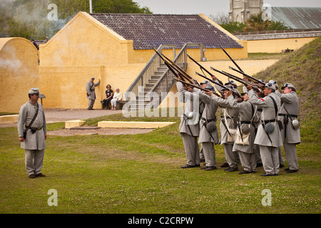 Accampati re-enactors trapano e incendio all'interno di Fort Moultrie Charleston, Sc. Il re-enactors fanno parte del centocinquantesimo anniversario Foto Stock