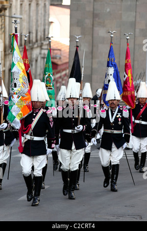 Cerimoniale di protezioni su parade durante Luglio Sedicesimo anniversario , Plaza Murillo , La Paz , Bolivia Foto Stock