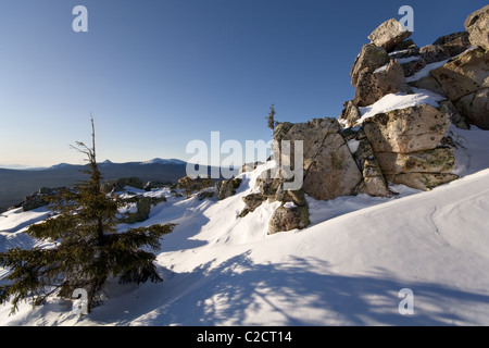 In inverno la taiga. Alberi e rocce nella neve. Sud monti Urali. Parco nazionale di Taganay. La Russia. Foto Stock