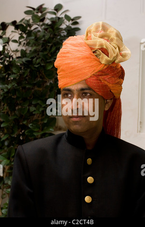 Uomo con turbante a Samode Palace, a 600 anni di vecchio palazzo 40 km a nord di Jaipur, ora un hotel di eredità nel Rajasthan, India Foto Stock