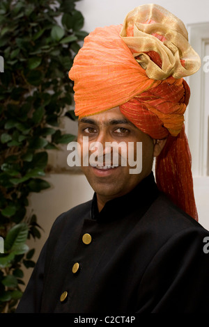 Uomo con turbante a Samode Palace, a 600 anni di vecchio palazzo 40 km a nord di Jaipur, ora un hotel di eredità nel Rajasthan, India Foto Stock