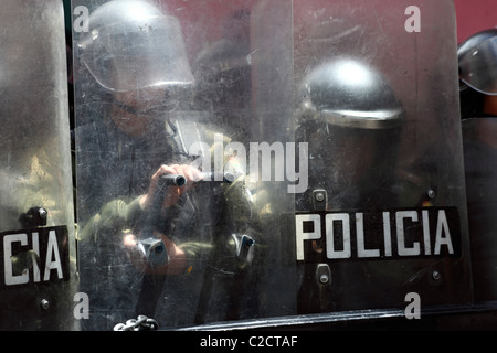 La polizia antisommossa stare dietro le protezioni di plastica in corrispondenza di un blocco stradale durante le proteste , La Paz , Bolivia Foto Stock