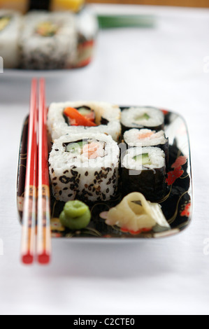 Selezione di sushi Makizushi rotoli di pasta wasabi e strisce di zenzero Foto Stock