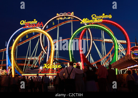 L'Olympia rollercoaster al Oktoberfest sul Theresienwiesen a Monaco di Baviera, Germania. Foto Stock