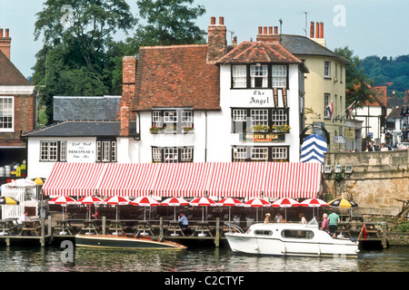 L'Angel Inn a Henley on Thames durante la settimana di regata sul Tamigi Oxfordshire Inghilterra UK Europa Foto Stock