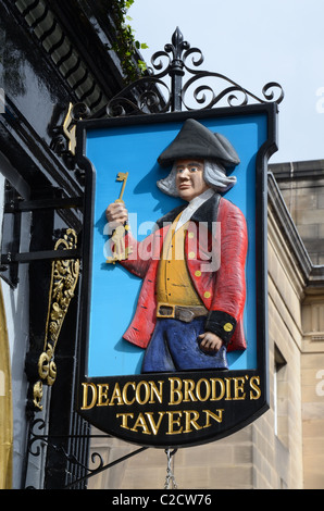 Cartello fuori il diacono Brodie's Tavern sul Royal Mile di Edimburgo Foto Stock