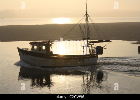 Barca da pesca lasciando Padstow porto all'alba Foto Stock