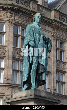 La statua di William Pitt il Giovane (1759-1806) , sorge in corrispondenza della giunzione di George Street e Frederick Street di Edimburgo, Scozia, Regno Unito. Foto Stock