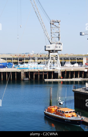 Falmouth scialuppa di salvataggio nella parte anteriore del dock Foto Stock