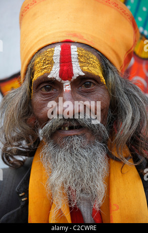 Ritratto di un sadhu, un Indù uomo santo, vestire abiti tradizionali, India Foto Stock