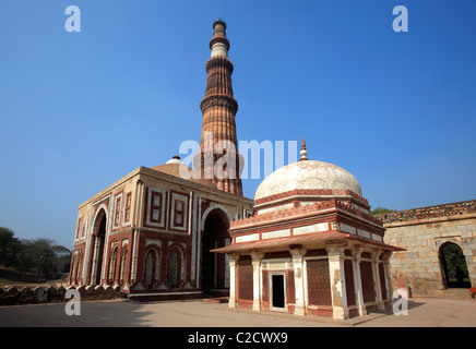 Qutub Minar, Darwaza Alai e la tomba di imam Zamin, New Delhi, India Foto Stock
