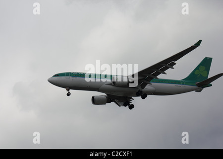 Aer Lingus Airbus A330 arrivando sull approccio finale per l'Aeroporto Internazionale Logan di Boston, MA. Foto Stock