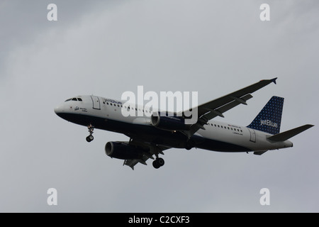 Jet Blue A320 sul finale di approccio all'Aeroporto Internazionale Logan di Boston, MA. Foto Stock