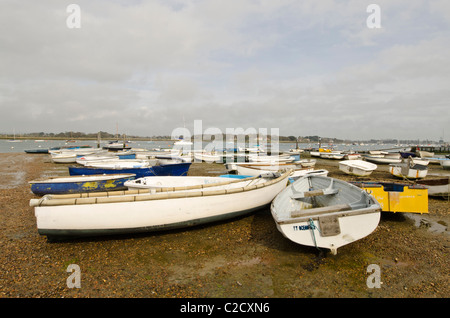 Piccole barche a remi sul disco Itchenor Chichester porto scalo West Sussex Regno Unito Foto Stock