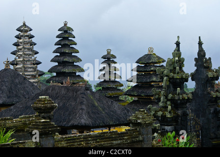 Meru e torri di pietra intagliata gate, Tempio Besakih Bali, Indonesia Foto Stock