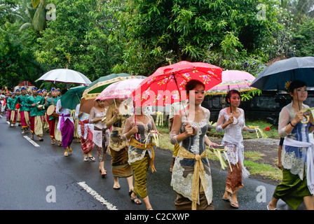 Village Festival tempio (melasti) processione, Bali, Indonesia Foto Stock