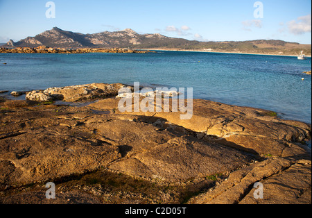 Vista di Mt Killiecrankie attraverso Killiecrankie Bay su Flinders Island Foto Stock